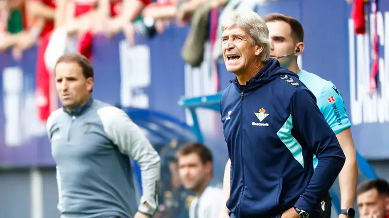 El entrenador del Real Betis, Manuel Pellegrini, durante el partido de la jornada 34 de la Liga EA Sports que disputan Osasuna y Real Betis este domingo en el estadio de El Sadar. EFE/Jes&uacute;s Diges