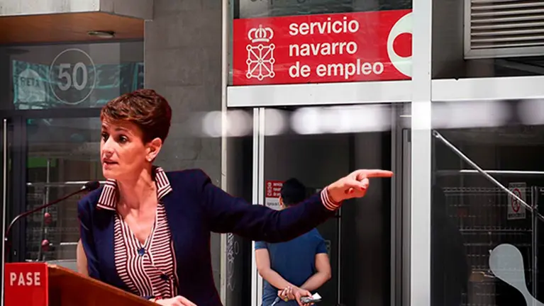 Fotomontaje de Mar&iacute;a Chivite ante una oficina del Servicio de Empleo del Gobierno de Navarra.