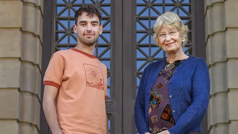 Oriol Bl&aacute;zquez, becario de la primera convocatoria de las becas de grado y Susan Webb, becaria de la primera convocatoria de becas de posgrado en el extranjero, en la facultad de Medicina de la Universidad de Barcelona. ADRI&Aacute;N QUIROGA / FUNDACI&Oacute;N LA "CAIXA".