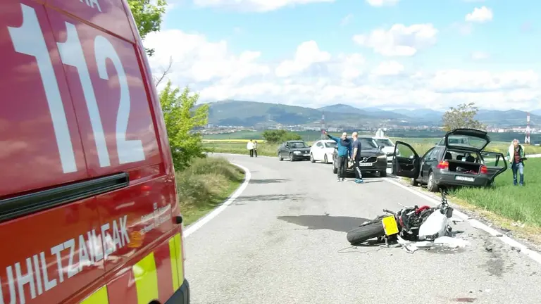 La moto qued&oacute; en medio de la calzada tras chocar frontalmente contra el coche. POLIC&Iacute;A FORAL