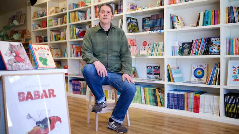 Mikel, de la librería La Valeta, en la calle La Valeta 5 trasera de Ripagina. PABLO LASAOSA