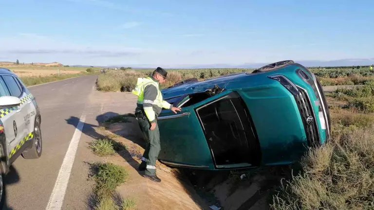 Uno de los agentes de la Guardia Civil que ha atendido el suceso accediendo al coche siniestrado. GUARDIA CIVIL