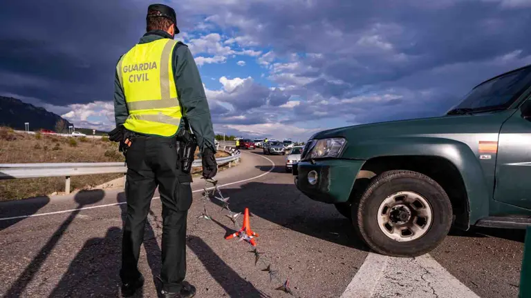 Un agente de la Guardia Civil en una operación policial. GUARDIA CIVIL DE NAVARRA