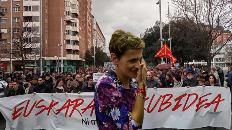 Montaje de Mar&iacute;a Chivite ante una manifestaci&oacute;n en favor del euskera.