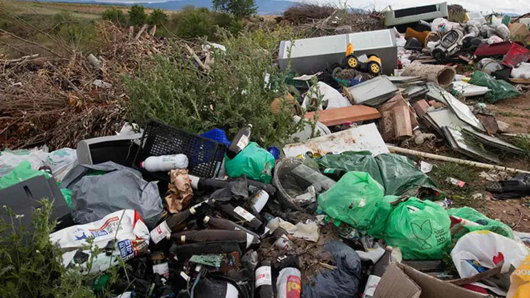 Vertedero ilegal aparecido en Lazagurr&iacute;a. GURELUR