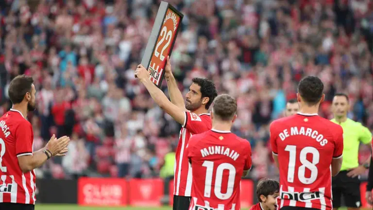 El navarro Ra&uacute;l Garc&iacute;a en el homenaje que le ha tributado el Athletic y la grada de San Mam&eacute;s. EFE