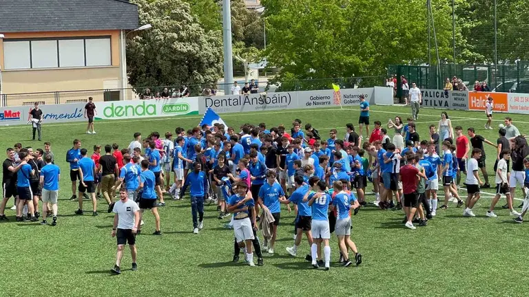 Aficionados del Ardoi celebran el ascenso a Divisi&oacute;n de Honor en el campo de la Mutilvera.