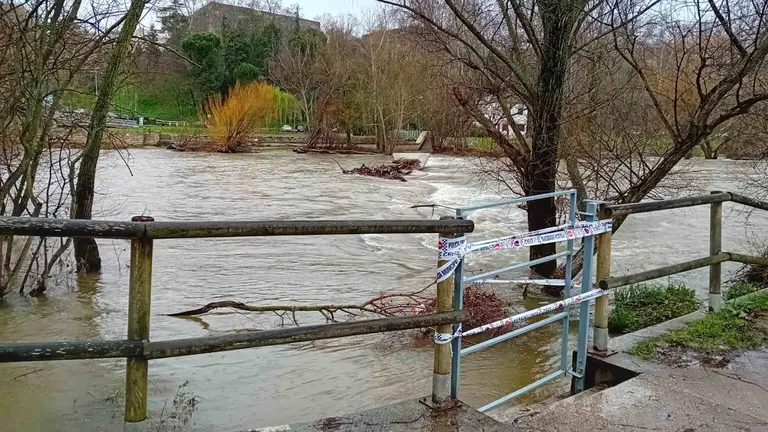 Precinto policial en el acceso a las pasarelas del Arga en Pamplona. POLIC&Iacute;A MUNICIPAL DE PAMPLONA