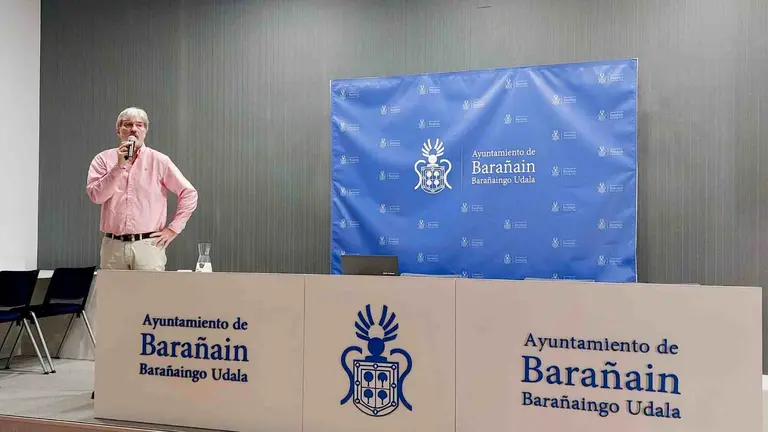 image1Alfonso Ech&aacute;varri, director t&eacute;cnico del Tel&eacute;fono de la Esperanza,
protagoniz&oacute; un coloquio sobre prevenci&oacute;n del suicidio. AYUNTAMIENTO DE BARA&Ntilde;&Aacute;IN