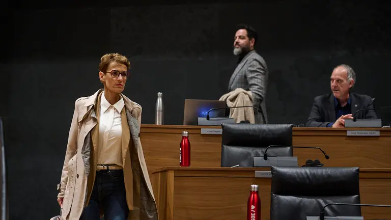 Mar&iacute;a Chivite y Ram&oacute;n Alz&oacute;rriz, del PSN, junto a Adolfo Araiz, de EH Bildu. PABLO LASAOSA