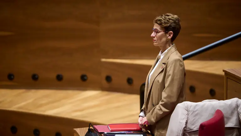 Mar&iacute;a Chivite, presidenta del Navarra, en su asiento del Parlamento. PABLO LASAOSA