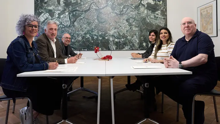 El alcalde de Pamplona, Joseba Asiron, la alcaldesa de Burlada, Berta Arizkun, el alcalde de Huarte, Alfredo Arruiz, y la alcaldesa del Valle de Eg&uuml;&eacute;s, Xuri&ntilde;e Pe&ntilde;as, firman un acuerdo para abordar el futuro de Erripaga&ntilde;a. I&Ntilde;IGO ALZUGARAY