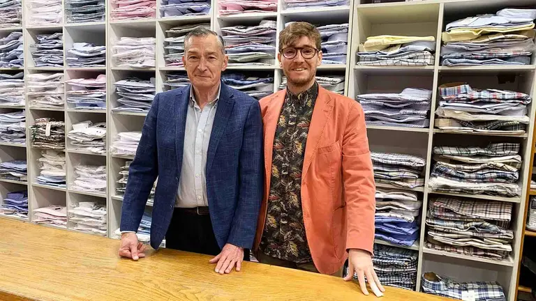 Francisco Maule&oacute;n Urra junto a su hijo Francisco Javier Maule&oacute;n Halc&oacute;n en su tienda de Estella. Navarra.com