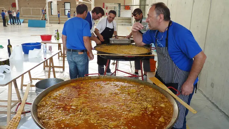 Paellada popular en las fiestas peque&ntilde;as de Murieta. Navarra.com