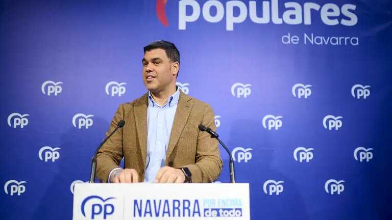 Javier Garc&iacute;a, del PPN, interviene ante los medios de comunicaci&oacute;n para anlizar cuestiones de actualidad pol&iacute;tica. PABLO LASAOSA
