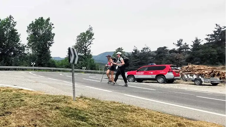 Peregrinos en el Camino de Santiago en Navarra a su paso por Erro. POLIC&Iacute;A FORAL