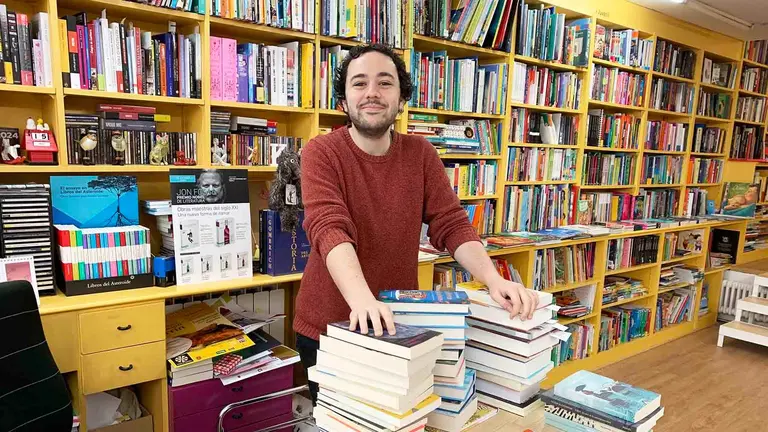 Unai Morote Urra en su librería Clarín de Estella. Navarra.com