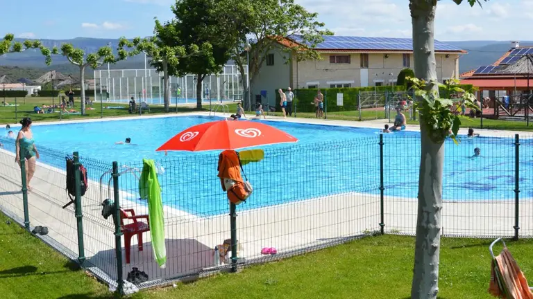 Piscina al aire libre en el camping Acedo en Tierra Estella. Facebook  acedocamping.