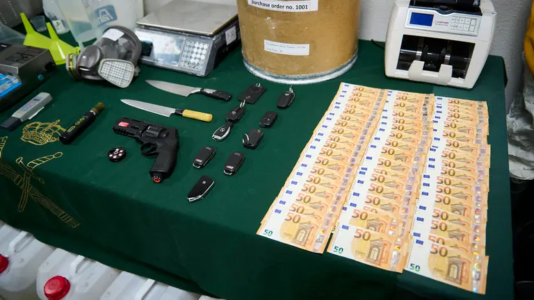 La delegada del Gobierno en Navarra, Alicia Echeverr&iacute;a, el coronel jefe de la Guardia Civil de Navarra, Jos&eacute; Miguel Barbero, y el capit&aacute;n de la Unidad Org&aacute;nica de Polic&iacute;a Judicial de Guardia Civil en Navarra, V&iacute;ctor Obarriola, informan sobre una "importante operaci&oacute;n antidroga". PABLO LASAOSA