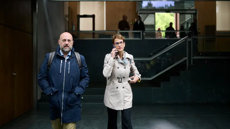 Mar&iacute;a Chivite y Jos&eacute; Luis Arasti en su llegada al Parlamento. PABLO LASAOSA