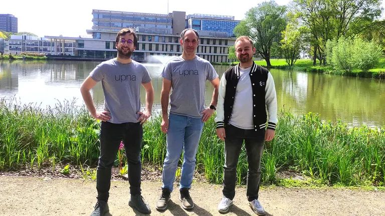 De izq. a dcha.: Iosu Rodr&iacute;guez, Asier Ur&iacute;o y Javier Fumanal, en la Universidad de Essex (Inglaterra).