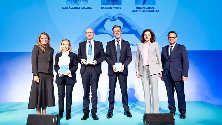 De izquierda a derecha, Rosario Serrano (Unidad Editorial); los cient&iacute;ficos premiados Carmen Ayuso, jefa de Servicio de Gen&eacute;tica de la FDJ; Miguel &Aacute;ngel Mart&iacute;nez Gonz&aacute;lez, catedr&aacute;tico de Salud P&uacute;blica en la Universidad de Navarra, y Luis &Aacute;lvarez-Vallina, jefe de la Unidad de Inmunoterapia del Hospital 12 de Octubre de Madrid; Laura M&uacute;gica (Unidad Editorial) y Daniel Aparicio (Unidad Editorial).  LUIS CAMACHO