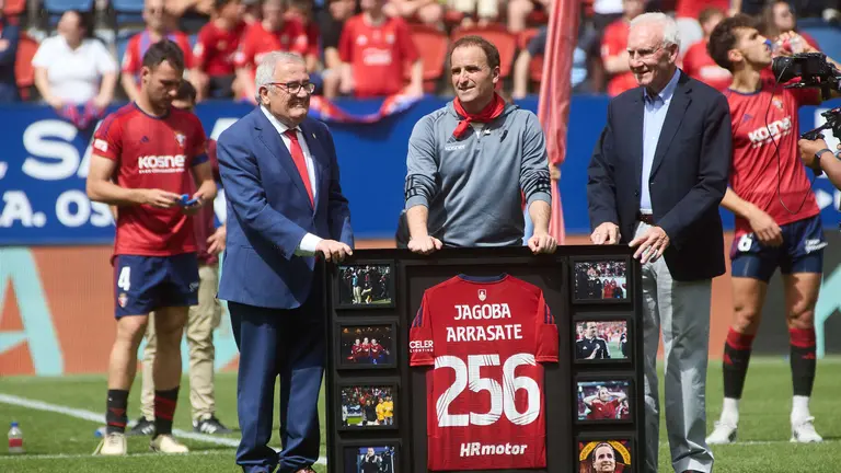 Despedida de Jagoba Arrasate como entrenador de Osasuna ante su afici&oacute;n en el estadio de El Sadar tras seis temporadas en el banquillo del equipo rojillo. I&Ntilde;IGO ALZUGARAY