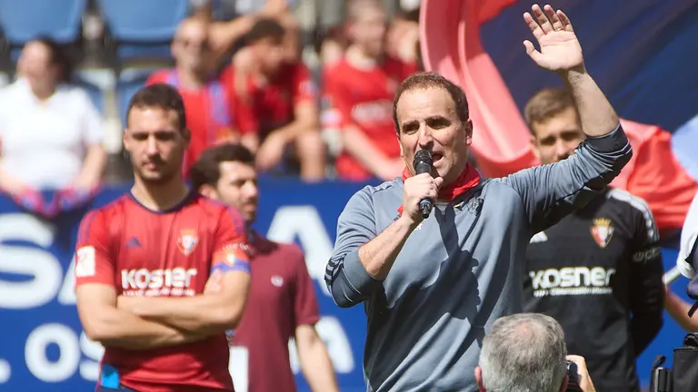 Despedida de Jagoba Arrasate como entrenador de Osasuna ante su afición en el estadio de El Sadar tras seis temporadas en el banquillo del equipo rojillo. IÑIGO ALZUGARAY