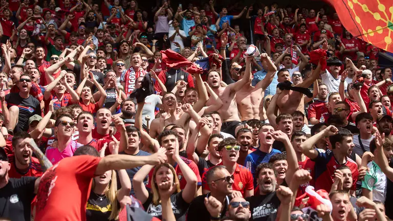 Despedida de Jagoba Arrasate como entrenador de Osasuna ante su afición en el estadio de El Sadar tras seis temporadas en el banquillo del equipo rojillo. IÑIGO ALZUGARAY