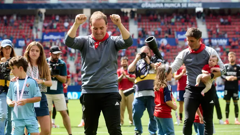 Despedida de Jagoba Arrasate como entrenador de Osasuna ante su afición en el estadio de El Sadar tras seis temporadas en el banquillo del equipo rojillo. IÑIGO ALZUGARAY