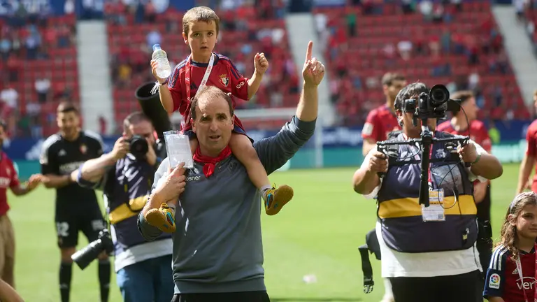 Despedida de Jagoba Arrasate como entrenador de Osasuna ante su afici&oacute;n en el estadio de El Sadar tras seis temporadas en el banquillo del equipo rojillo. I&Ntilde;IGO ALZUGARAY
