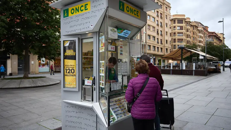 Puesto de venta de loter&iacute;a de la ONCE en Pamplona. I&Ntilde;IGO ALZUGARAY
