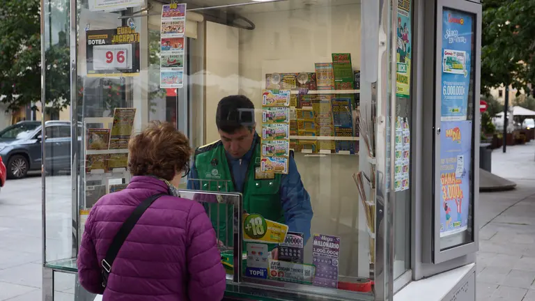 Puesto de venta de lotería de la ONCE en Pamplona. IÑIGO ALZUGARAY