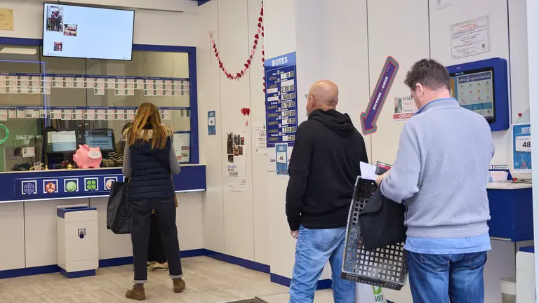 Puesto de venta de Loterías y Apuestas del Estado en Pamplona. IÑIGO ALZUGARAY