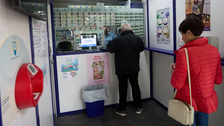 Puesto de venta de Loter&iacute;as y Apuestas del Estado en Pamplona. I&Ntilde;IGO ALZUGARAY