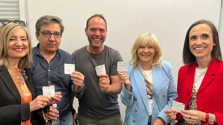 Los concejales del Ayuntamiento de Pamplona por UPN Cristina Ibarrola, Carlos Salvador, Raúl Arméndariz, María Caballero y María Echávarri con los boletos de la Tómbola de Pamplona. NAVARRA.COM