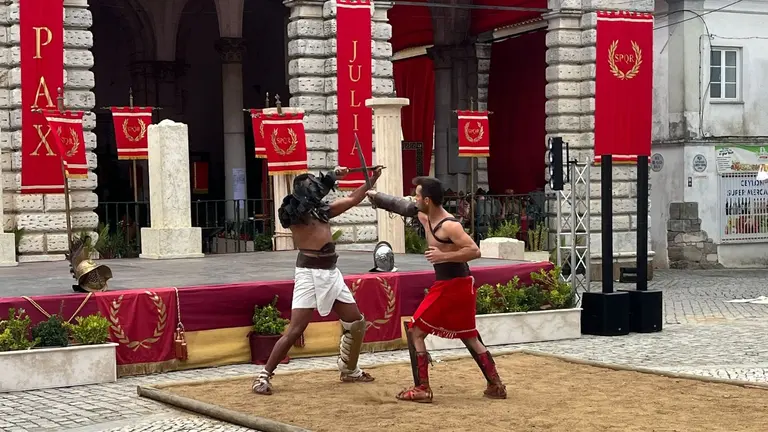 Imagen de archivo de unos Galdiadores romanos que realizan una representaci&oacute;n teatral. CEDIDA