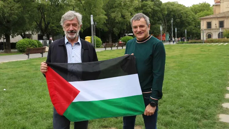 Koldo Mart&iacute;nez (i) y Mikel Armendariz, concejales de Geroa Bai en Pamplona con una bandera palestina. GEROA BAI