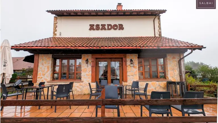 El Asador Aritza está en venta en Burguete. IDEALISTA / SALBAI PROYECTOS