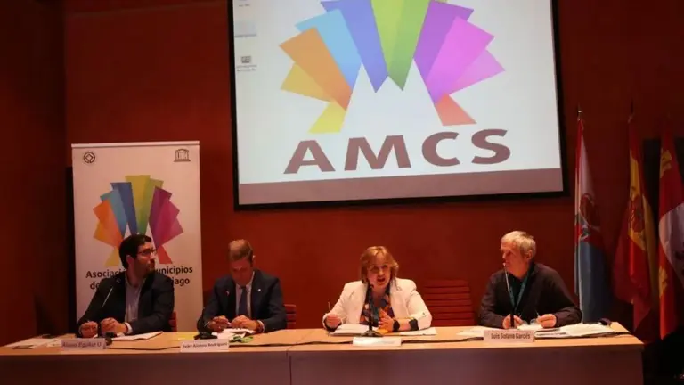 Yolanda Gonz&aacute;lez y Rafael Ans&oacute; en la asamblea de la Asociaci&oacute;n de Municipios del Camino de Santiago. CEDIDA