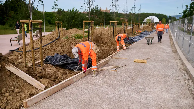 Miembros de la Gerencia y de la Comisi&oacute;n de Urbanismo visitan las obras de la segunda fase del parque de la Magdalena, en el barrio de Txantrea, que est&aacute;n pr&oacute;ximas a concluir. PABLO LASAOSA