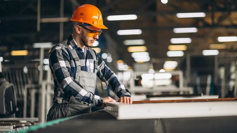 Imagen de archivo de un trabajador en una f&aacute;brica. ARCHIVO