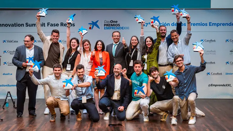 Foto ganadores Premios EXXI CaixaBank con Jaume Masana y Rebeca Torr&oacute; (1)
