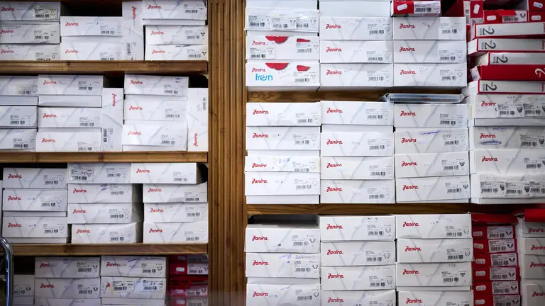 Mercería Conchi, comercio de toda la vida en la calle Irunlarrea 13 del barrio de Mendebaldea.  PABLO LASAOSA