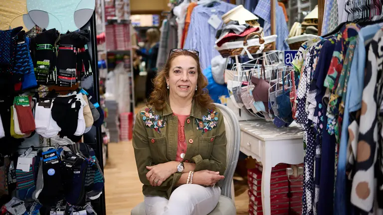 Mercer&iacute;a Conchi, comercio de toda la vida en la calle Irunlarrea 13 del barrio de Mendebaldea.  PABLO LASAOSA