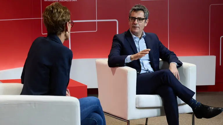 El ministro de la Presidencia y Justicia, F&eacute;lix Bola&ntilde;os, la secretaria general del PSN y presidenta de Navarra, Mar&iacute;a Chivite, y la candidata navarra del PSOE al Parlamento Europeo, Elena Sancho, se re&uacute;nen en la sede del PSN. I&Ntilde;IGO ALZUGARAY