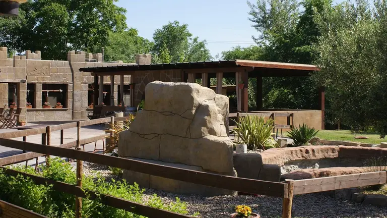 Las Halconeras de Sancho IV es un restaurante, con granja, conocido por sus carnes y pescados a la brasa. TRIPADVISOR