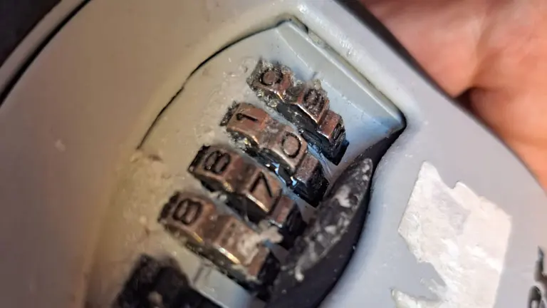 Caja de obtenci&oacute;n de llaves, saboteada en un apartamento tur&iacute;stico de Pamplona. CEDIDA