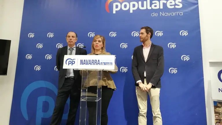 Amelia Salanueva, secretaria general del PP de Navarra, acompa&ntilde;ada por los diputados Carlos Garc&iacute;a Adanero y Sergio Sayas. - EUROPA PRESS