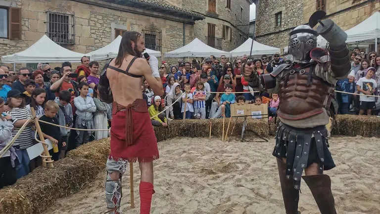 Los gladiadores en la Fiesta Romana de Azcona rodeados de una muchedumbre. Tierras de Iranzu